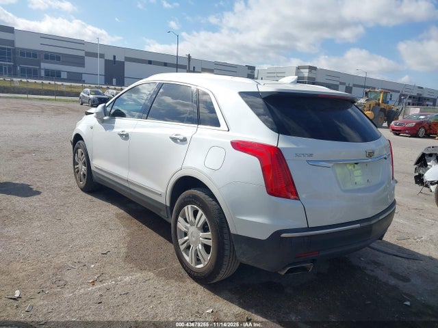 2018 CADILLAC XT5 1GYKNCRS1JZ167863 Photo 2