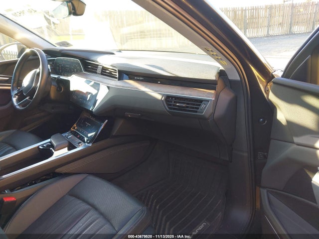 WA1LAAGE8KB025036 Audi E-tron Premium Plus
