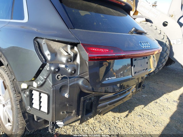 WA1LAAGE8KB025036 Audi E-tron Premium Plus