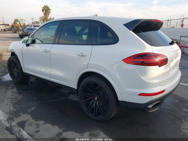 2017 PORSCHE CAYENNE WP1AA2A21HKA84342 Photo 2