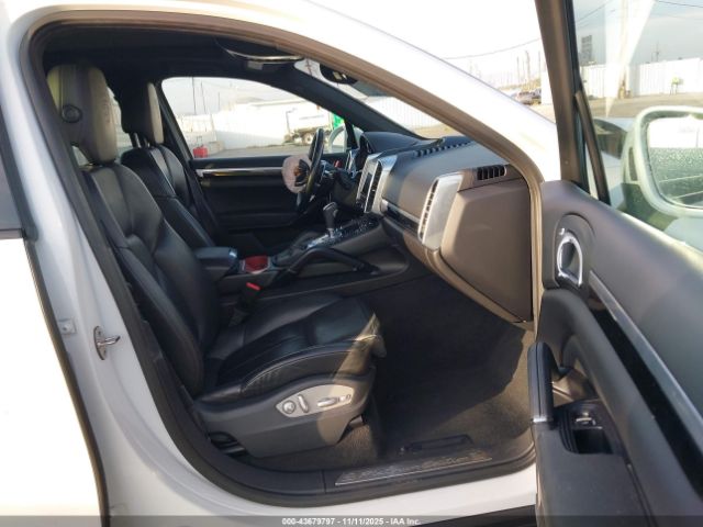 2017 PORSCHE CAYENNE WP1AA2A21HKA84342 Photo 4