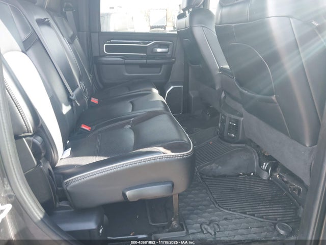 3C63RRMLXLG158770 RAM 3500 Laramie 4x4 6&#039;4 Box