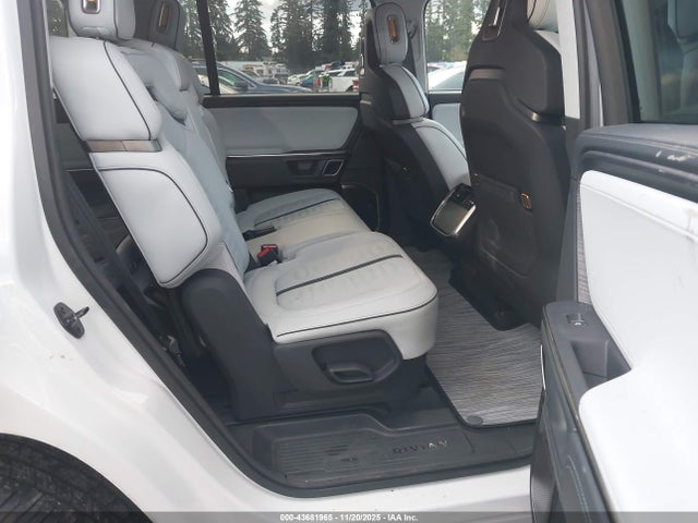 Rivian R1s Adventure 2023 7PDSGABA2PN009823 Image 8