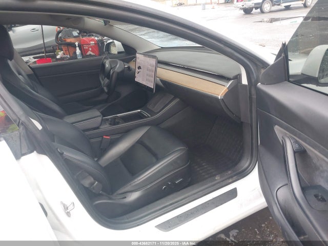 43682171 :رقم المزاد ، 5YJ3E1EA1MF930535 vin ، 2021 Tesla Model 3 Standard Range Plus Rear-wheel Drive مزاد بيع