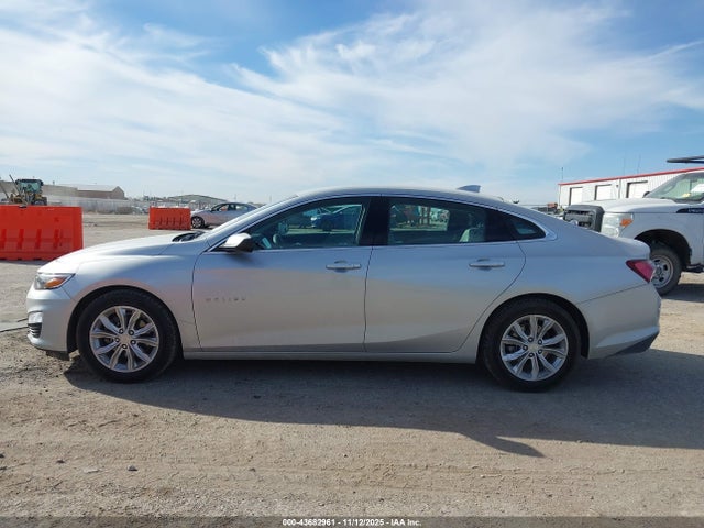 1G1ZD5ST0NF111208 Chevrolet Malibu Fwd Lt