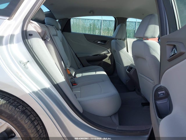 1G1ZD5ST0NF111208 Chevrolet Malibu Fwd Lt