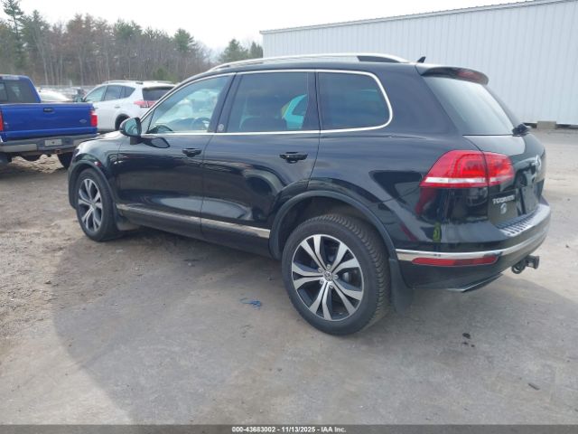 2017 VOLKSWAGEN TOUAREG WVGRF7BP6HD006412 Photo 2