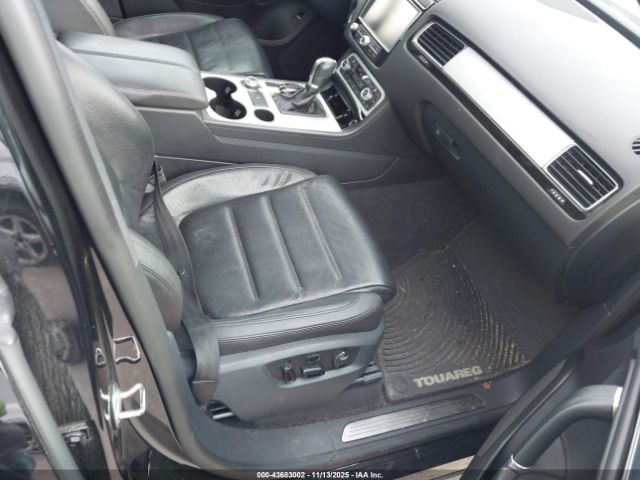 2017 VOLKSWAGEN TOUAREG WVGRF7BP6HD006412 Photo 4