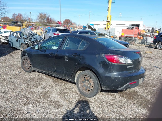 2011 MAZDA MAZDA3 JM1BL1UF4B1460912 Photo 2