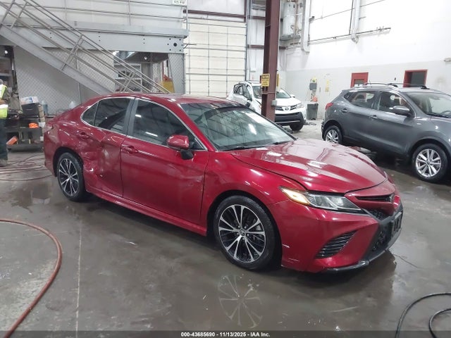 4T1B11HK1JU621562 Toyota CAMRY SE