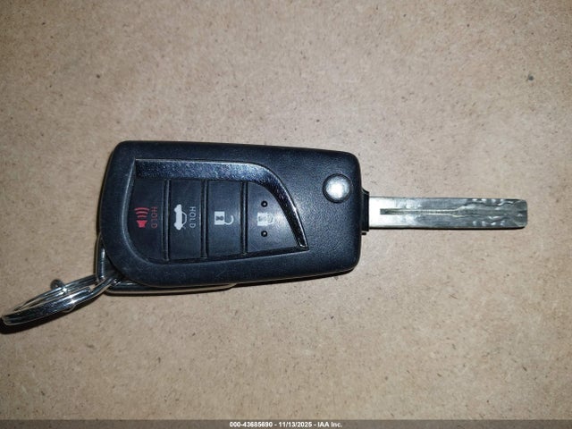 4T1B11HK1JU621562 Toyota CAMRY SE