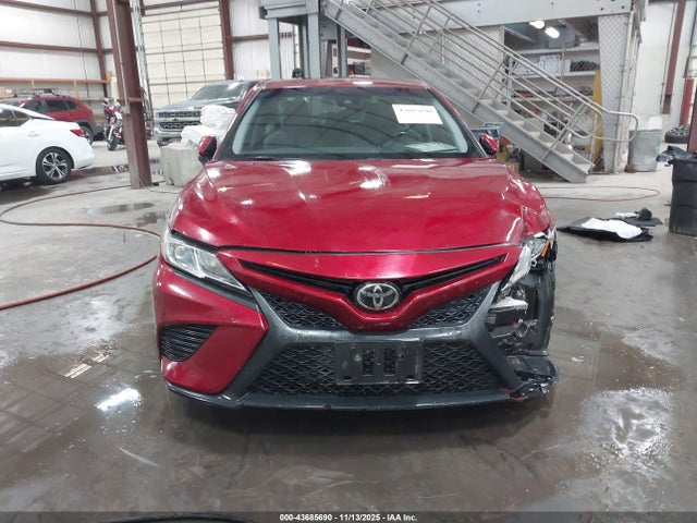 4T1B11HK1JU621562 Toyota CAMRY SE