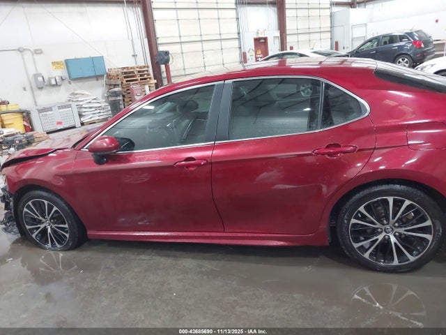 4T1B11HK1JU621562 Toyota CAMRY SE