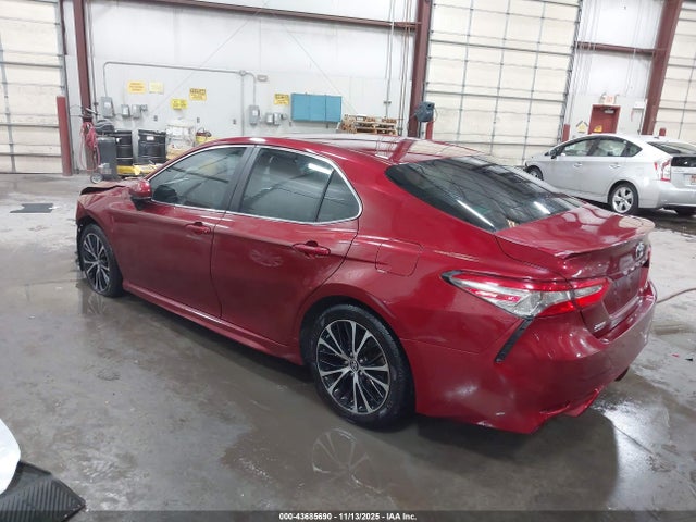 4T1B11HK1JU621562 Toyota CAMRY SE