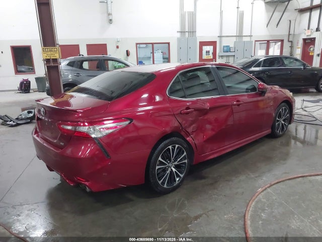 4T1B11HK1JU621562 Toyota CAMRY SE