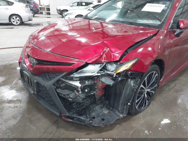 4T1B11HK1JU621562 Toyota CAMRY SE