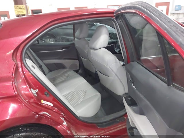 4T1B11HK1JU621562 Toyota CAMRY SE
