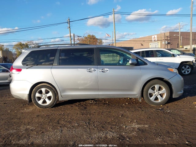 Продаж на аукціоні авто 2011 Toyota Sienna Le V6, vin: 5TDKK3DC8BS124462, номер лоту: 43686963