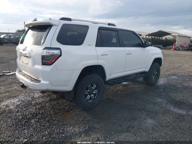 2020 TOYOTA 4RUNNER JTEBU5JRXL5789932 Photo 3