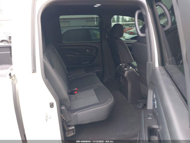 1N6AA1E54JN530260 Nissan TITAN SV