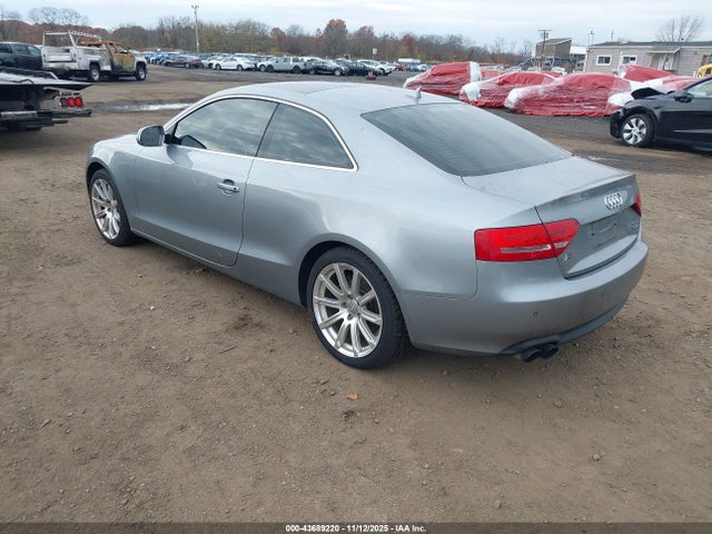 2011 AUDI A5 WAULFAFR0BA055775 Photo 2