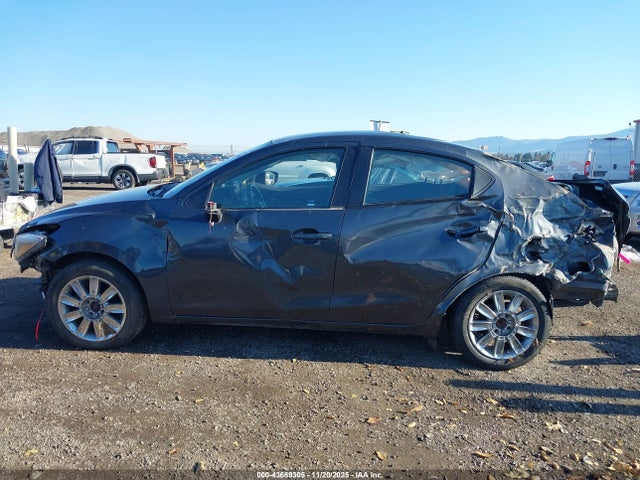 3MYDLBYV6HY185890 Toyota YARIS IA