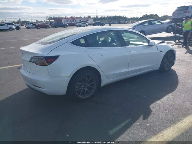 2018 TESLA MODEL 3 5YJ3E1EA3JF056314 Photo 3