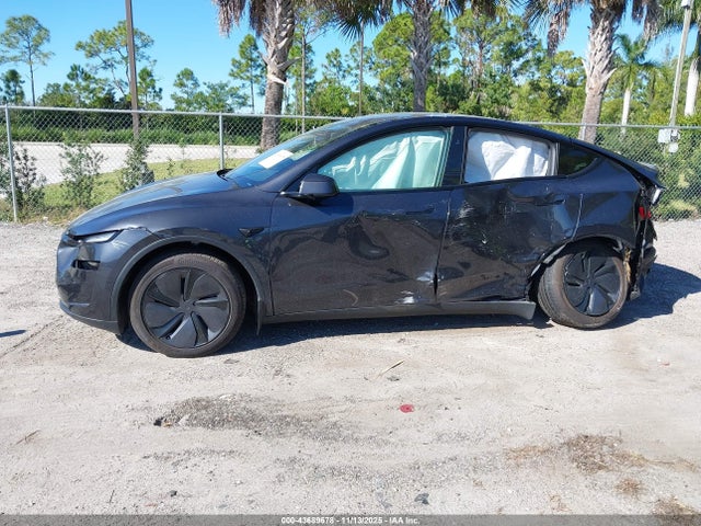 Tesla Model Y Rwd 2026 7SAYGDED4TF383628 Image 13