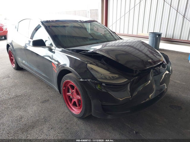 43689713 :رقم المزاد ، 5YJ3E1EA7JF062827 vin ، 2018 Tesla Model 3 Long Range/mid Range مزاد بيع