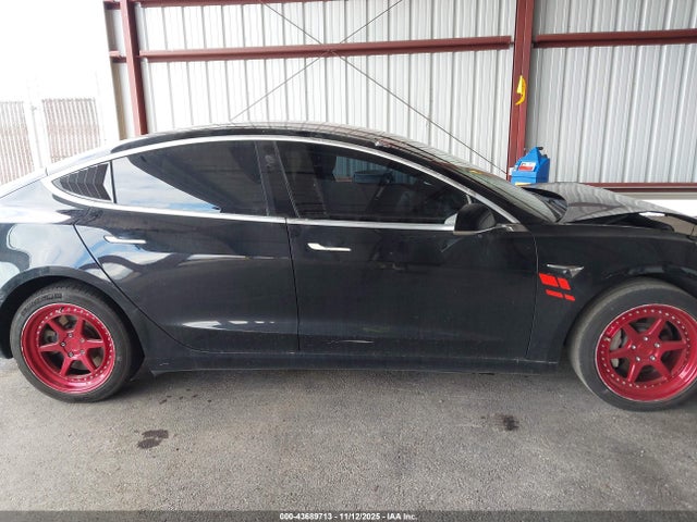 43689713 :رقم المزاد ، 5YJ3E1EA7JF062827 vin ، 2018 Tesla Model 3 Long Range/mid Range مزاد بيع