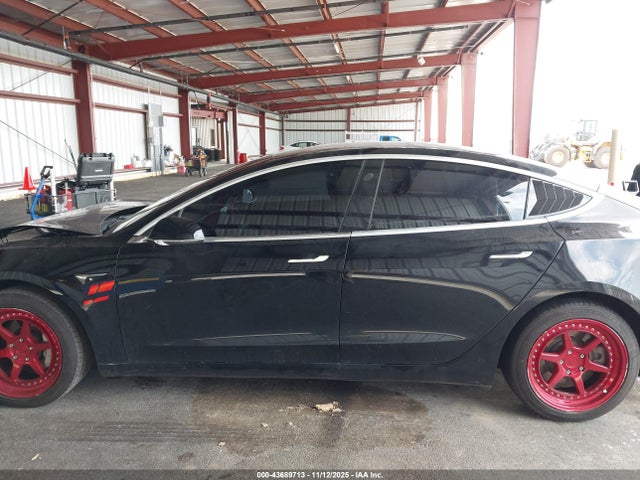 43689713 :رقم المزاد ، 5YJ3E1EA7JF062827 vin ، 2018 Tesla Model 3 Long Range/mid Range مزاد بيع