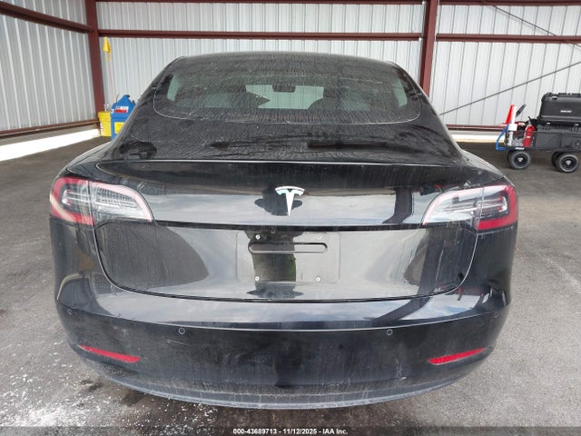 43689713 :رقم المزاد ، 5YJ3E1EA7JF062827 vin ، 2018 Tesla Model 3 Long Range/mid Range مزاد بيع