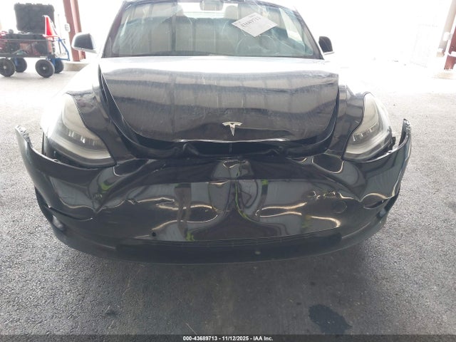 43689713 :رقم المزاد ، 5YJ3E1EA7JF062827 vin ، 2018 Tesla Model 3 Long Range/mid Range مزاد بيع