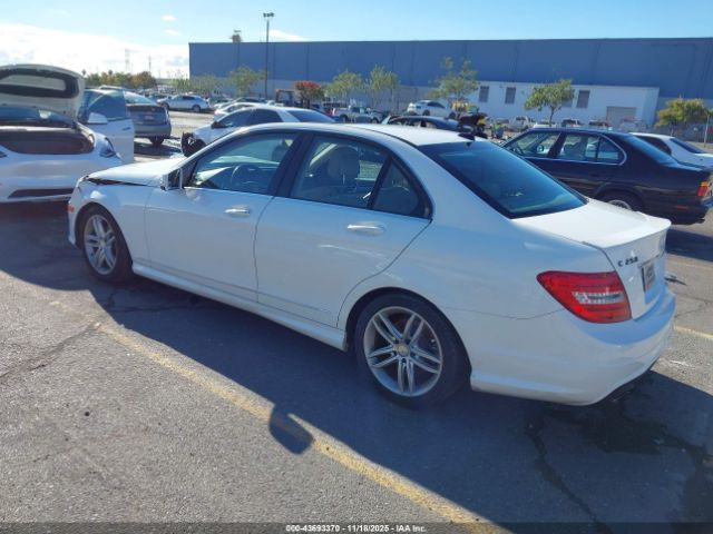 2013 MERCEDES-BENZ C 250 WDDGF4HBXDR260181 Photo 2
