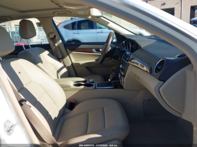 2013 MERCEDES-BENZ C 250 WDDGF4HBXDR260181 Photo 4