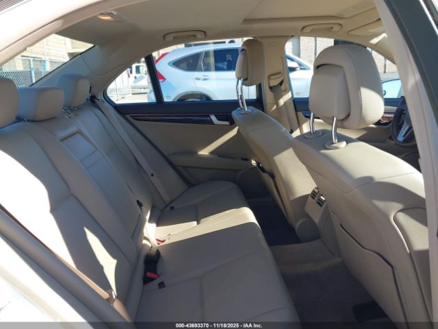 2013 MERCEDES-BENZ C 250 WDDGF4HBXDR260181 Photo 7