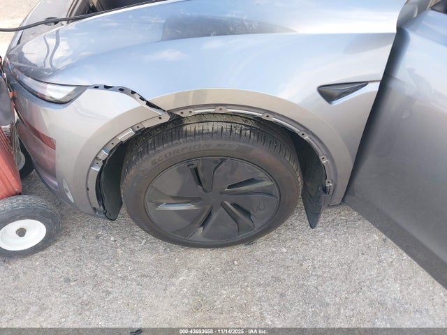 2026 TESLA MODEL Y 7SAYGDEE7TA468338 Photo 5