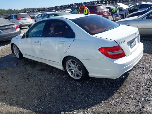 2013 MERCEDES-BENZ C 250 WDDGF4HB3DR265545 Photo 2