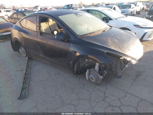 2024 TESLA MODEL Y 7SAYGAEE2RF009485 Photo 0