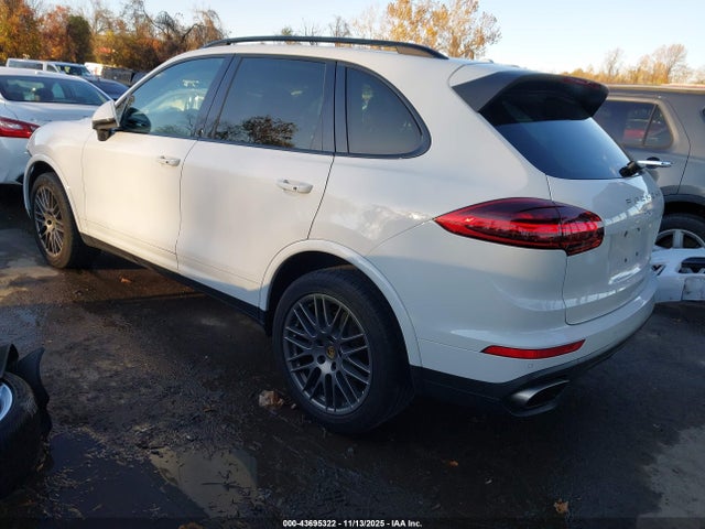 2017 PORSCHE CAYENNE WP1AA2A2XHKA88888 Photo 2