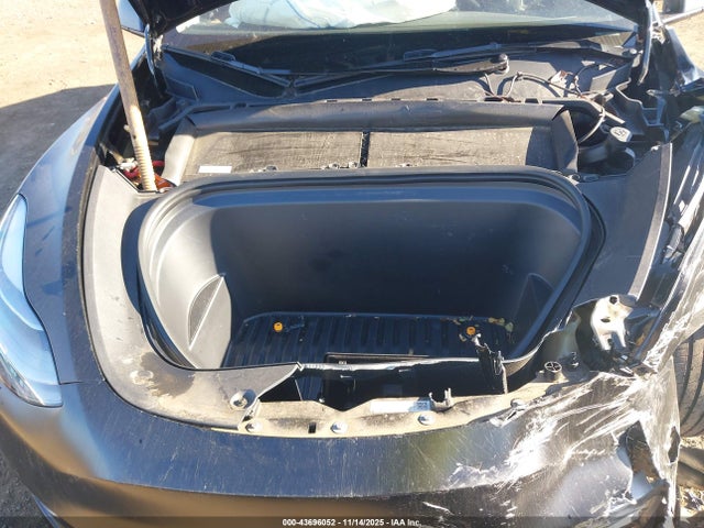 2024 Tesla Model Y Long Range Dual Motor All-wheel Drive მანქანა იყიდება აუქციონზე, vin: 7SAYGDEE8RA237988, აუქციონის ნომერი: 43696052