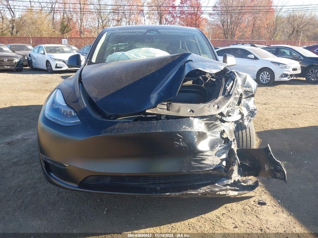 2024 Tesla Model Y Long Range Dual Motor All-wheel Drive მანქანა იყიდება აუქციონზე, vin: 7SAYGDEE8RA237988, აუქციონის ნომერი: 43696052