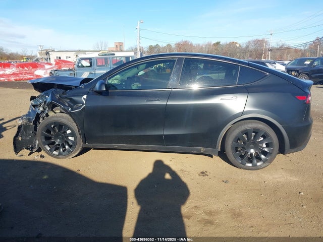 2024 Tesla Model Y Long Range Dual Motor All-wheel Drive მანქანა იყიდება აუქციონზე, vin: 7SAYGDEE8RA237988, აუქციონის ნომერი: 43696052