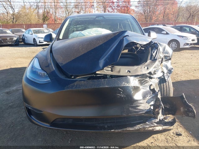 2024 Tesla Model Y Long Range Dual Motor All-wheel Drive მანქანა იყიდება აუქციონზე, vin: 7SAYGDEE8RA237988, აუქციონის ნომერი: 43696052