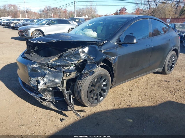2024 Tesla Model Y Long Range Dual Motor All-wheel Drive მანქანა იყიდება აუქციონზე, vin: 7SAYGDEE8RA237988, აუქციონის ნომერი: 43696052