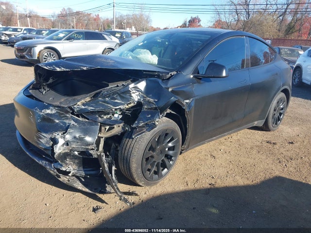 2024 Tesla Model Y Long Range Dual Motor All-wheel Drive მანქანა იყიდება აუქციონზე, vin: 7SAYGDEE8RA237988, აუქციონის ნომერი: 43696052