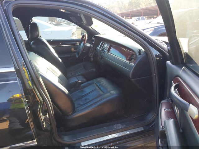 43696262 :رقم المزاد ، 1LNHM82W15Y664609 vin ، 2005 Lincoln Town Car Signature Limited مزاد بيع