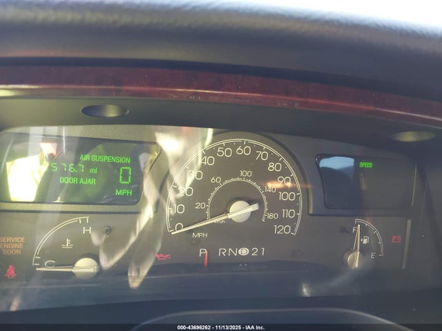 43696262 :رقم المزاد ، 1LNHM82W15Y664609 vin ، 2005 Lincoln Town Car Signature Limited مزاد بيع
