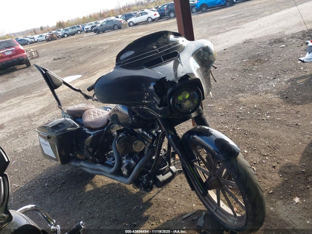 2015 HARLEY-DAVIDSON FLHX 1HD1KBM11FB705625