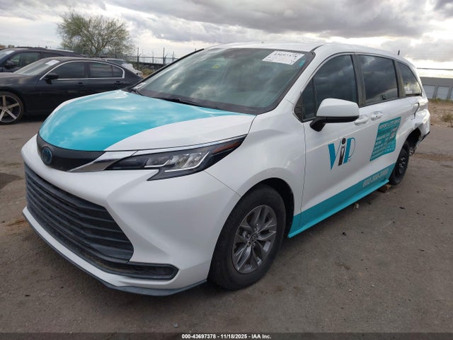 Toyota SIENNA LE 2021 5TDKRKEC5MS014993 Image 2